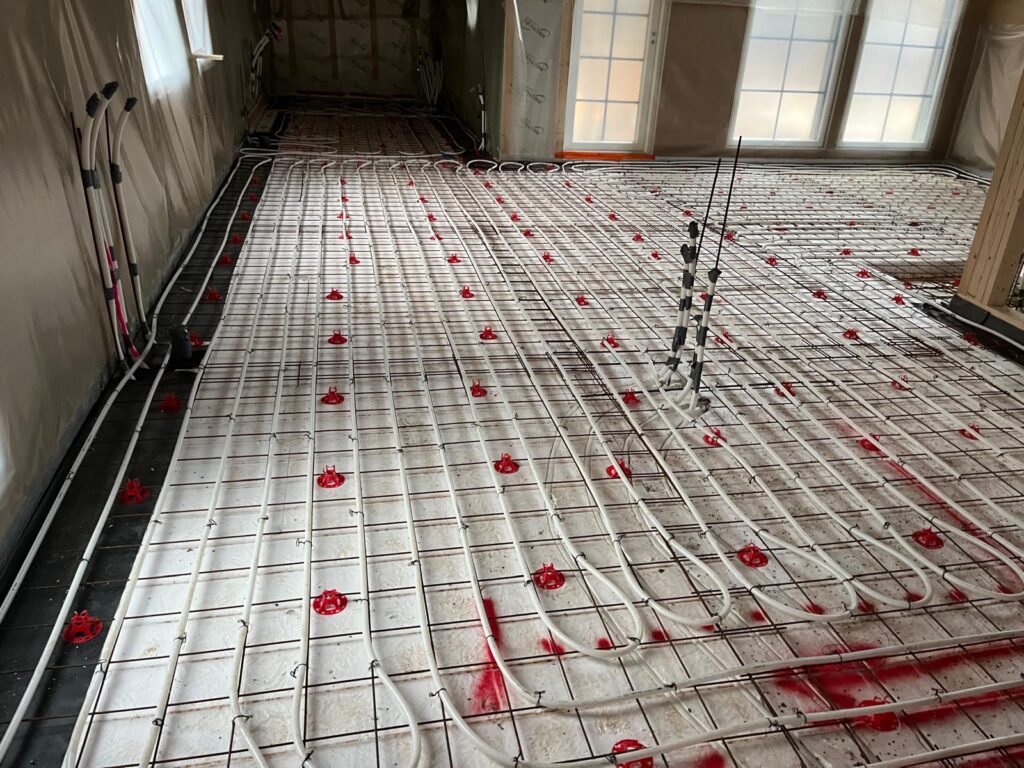 Putkihelmi Oy asentaa vesikiertoisen lattialämmityksen uudiskohteeseen Uudellamaalla – LVI-urakointi ja lämmitysratkaisut