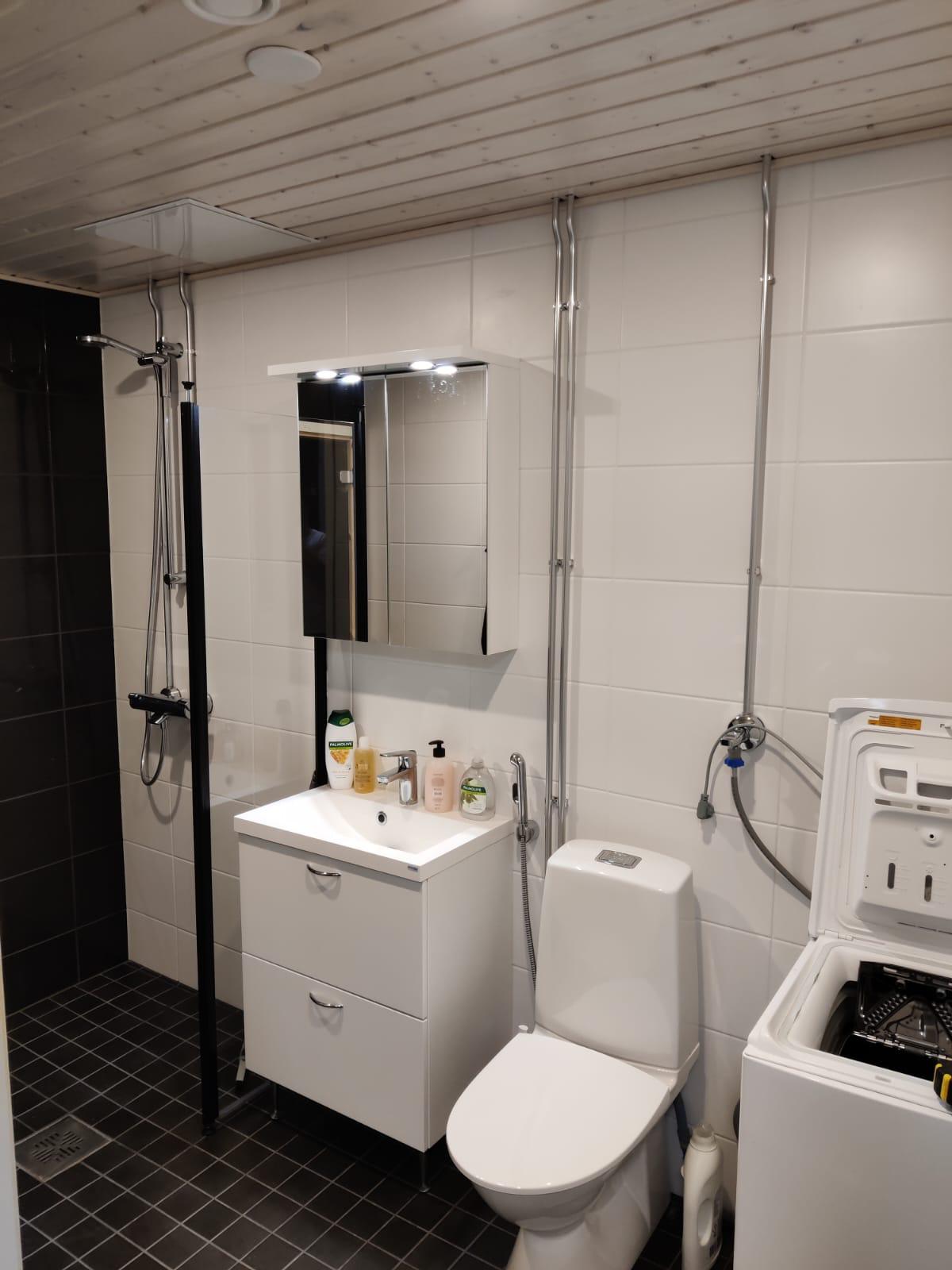 Putkihelmi Oy asentaa käyttövesiputkia uudis- ja saneerauskohteisiin Uudellamaalla. Kuvassa putkiasennusta työmaalla.