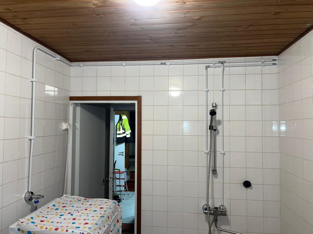 Putkihelmi Oy tekee käyttövesiremontteja ja LVI-asennuksia Uudenmaan alueella – kuvassa työn alla käyttövesiputkien uusinta.