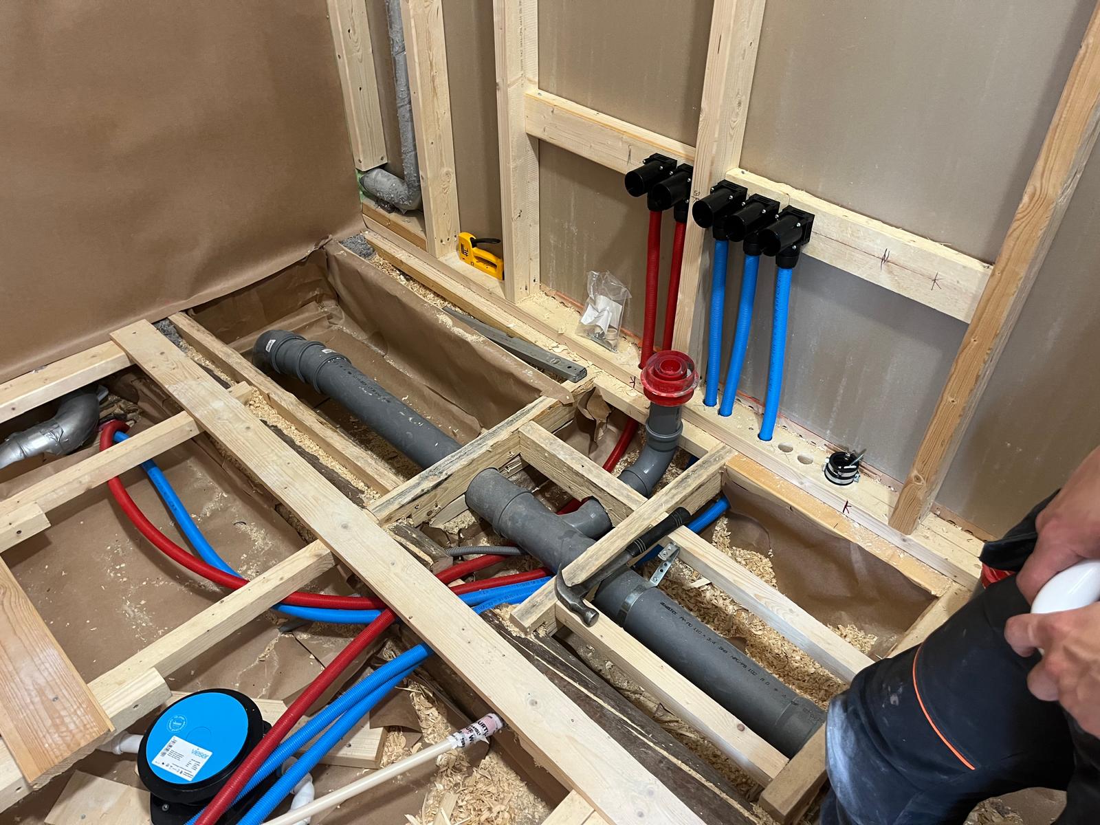 Putkihelmi Oy suorittaa putkiremontteja ja LVI-asennuksia Uudellamaalla. Kuvassa käyttövesi- ja lämmitysputkiston asennusta työmaalla.