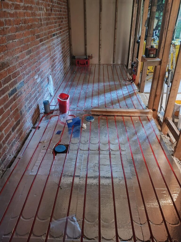 Lämmitysjärjestelmän saneeraus Uusimaa – Putkihelmi Oy työmaa