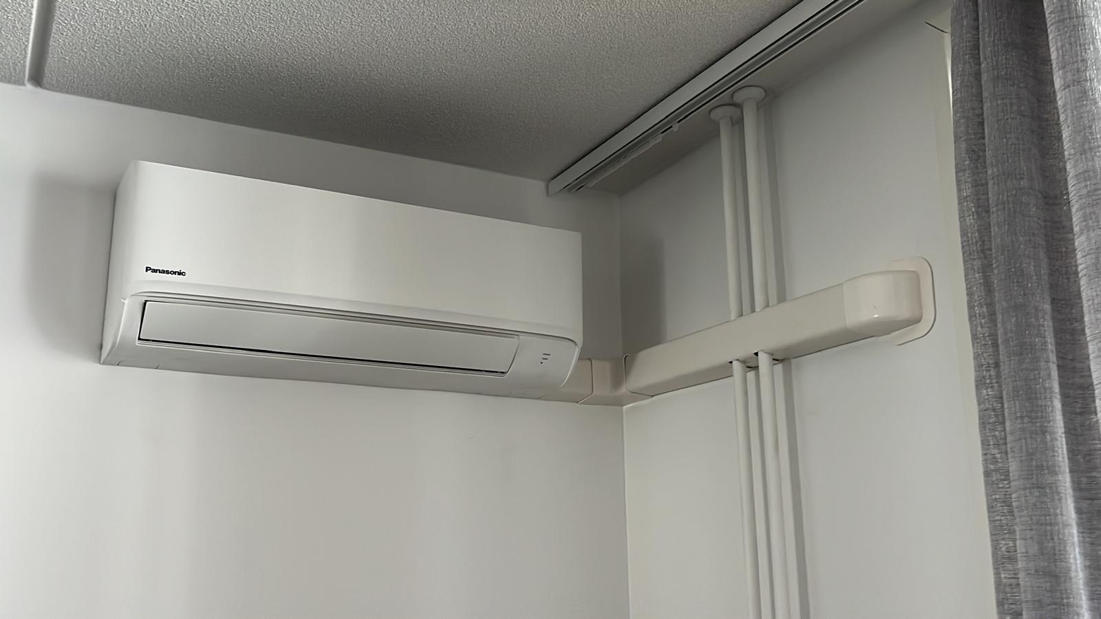 Ilmalämpöpumpun asennus käynnissä kerrostalossa