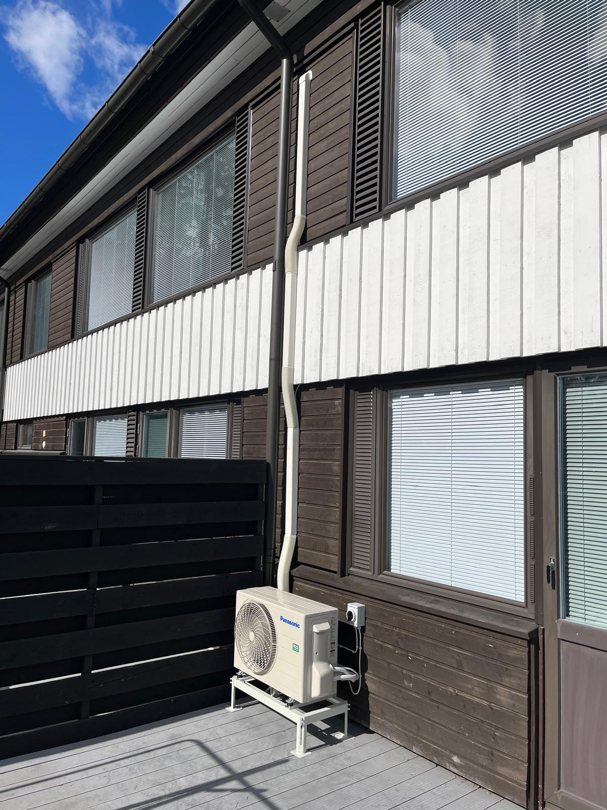 Ilmalämpöpumpun ulkoyksikkö asennettuna rakennuksen seinälle