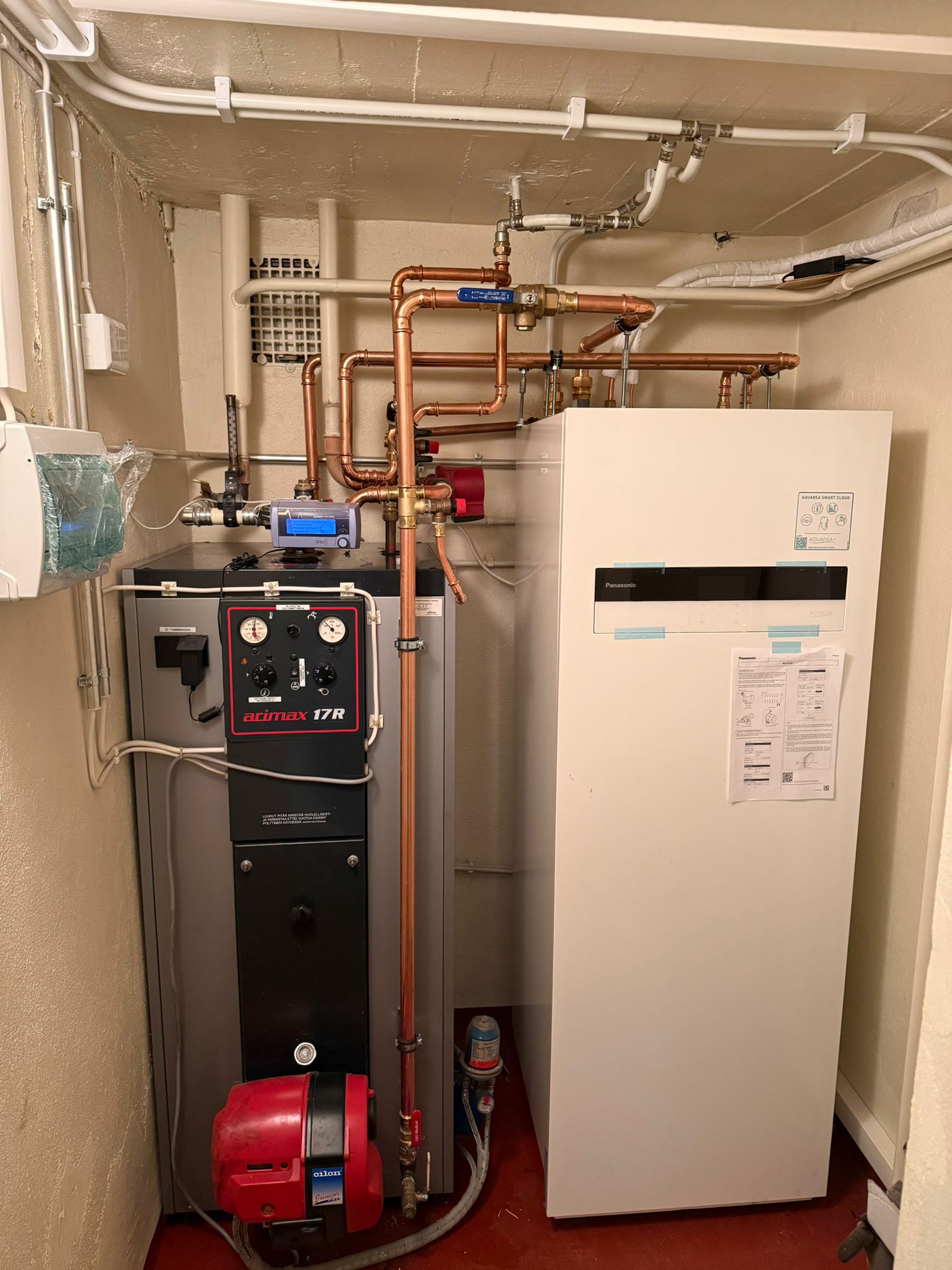 Öljy-hybridi ilmavesilämpöpumpun sisäyksikkö asennettuna omakotitaloon Uudellamaalla – Putkihelmi Oy