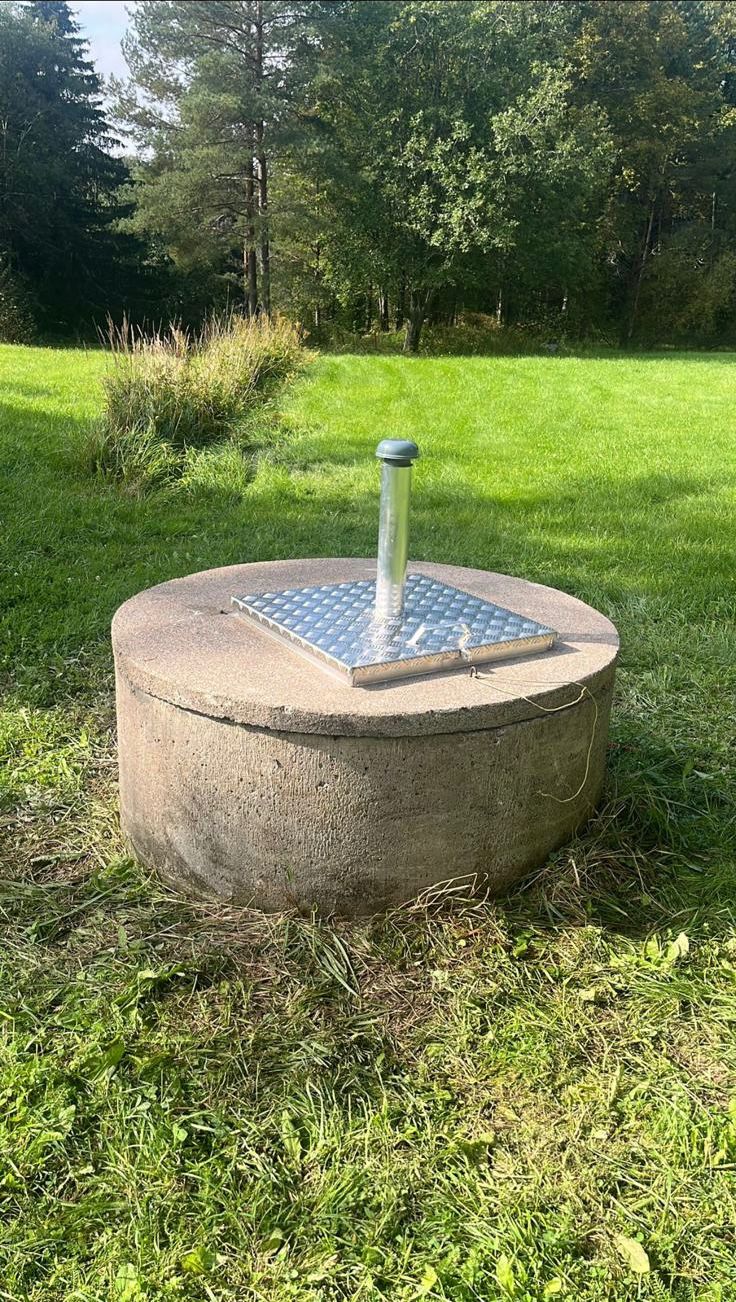 Huollettu avokaivo ja vedenpuhdistusjärjestelmä omakotitalossa Uudellamaalla – Putkihelmi Oy